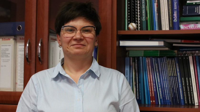 Odbiorą tekstylia spod domów, ale rzadziej wywiozą bio-odpady i popiół. W Człuchowie szykują się zmiany w systemie śmieciowym ROZMOWA