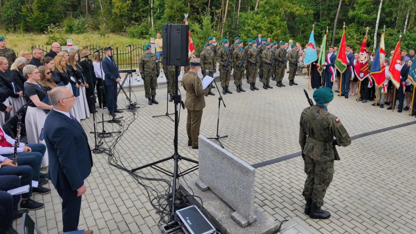 Władze wojewódzkie i samorządowe oddały hołd osobom zamordowanym w Karolewie w 1939 roku FOTO
