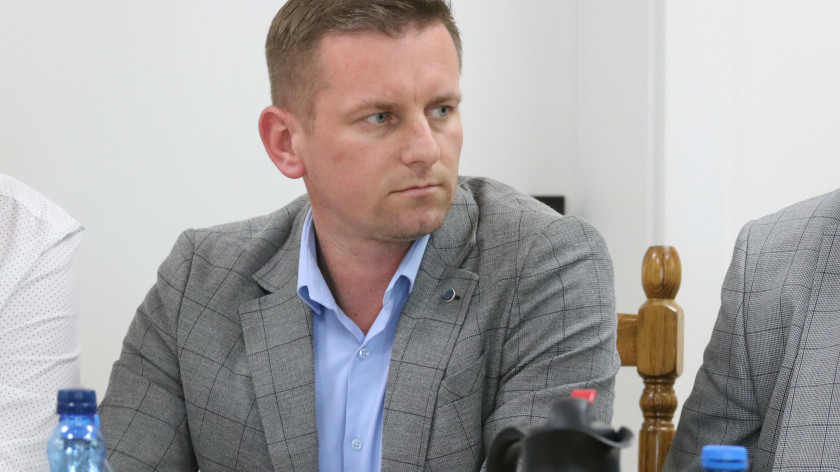 Rada Miejska w Debrznie nie wygasi mandatu Mateusza Komendy. Radny wydał oświadczenie w sprawie swojego miejsca zamieszkania.