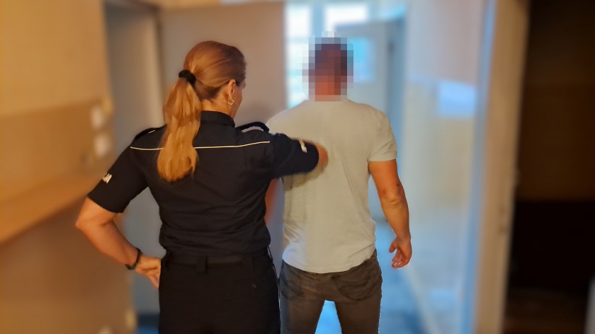 Ponad 5 tys. porcji narkotyków i krzak konopi indyjskich w salonie w mieszkaniu 38-latka z powiatu kościerskiego