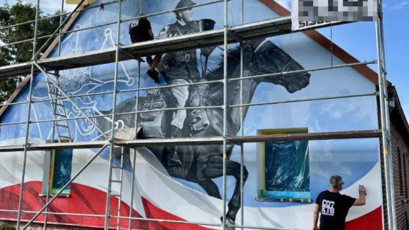 Ułański mural w centrum Krojant. Oficjalne odsłonięcie jeszcze przed szarżą i obchodami rocznicy wybuchu wojny