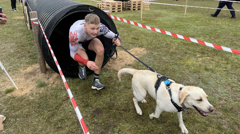 Ponad 70 zawodników wraz ze swoimi psami stanęło na starcie biegu terenowo-mundurowego Dogmagedon K9 REPORTAŻ