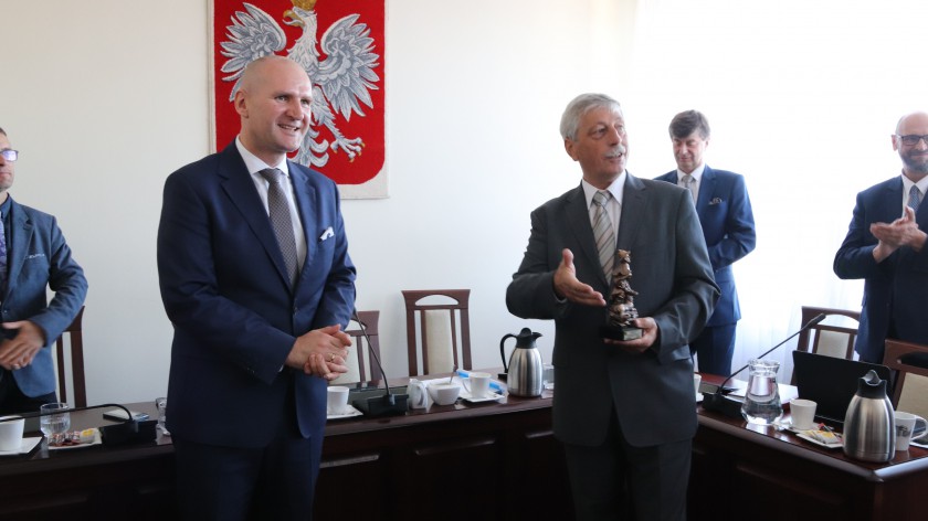 Rada Powiatu Tucholskiego pożegnała Piotra Kasprzyka, emerytowanego nadleśniczego z Trzebcin