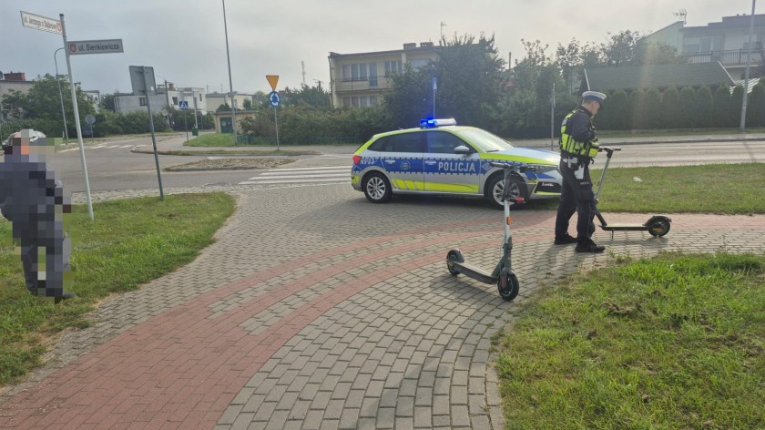 Policja szuka kobiety, która miała potrącić 18-latka, przeprowadzającego przez przejście dla pieszych elektryczną hulajnogę