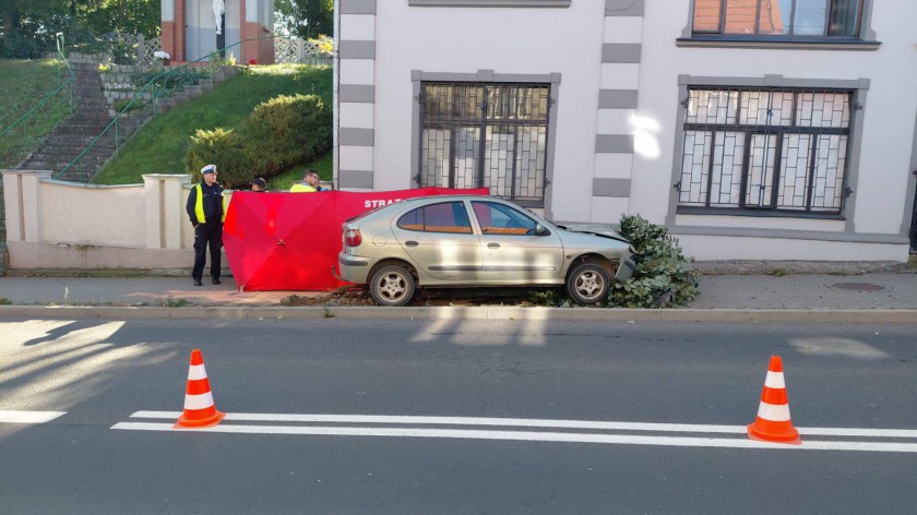 Śmiertelny wypadek w Więcborku. Nie żyje 76-letni kierowca renault megane