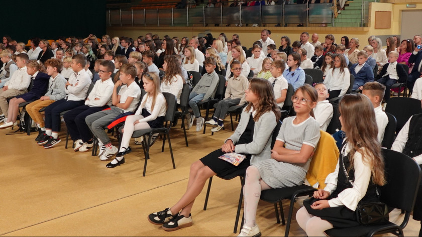 Około 200 uczniów z sępoleńskich szkół odebrało stypendia, nagrody i wyróżnienia za osiągnięcia w ubiegłym roku szkolnym FOTO
