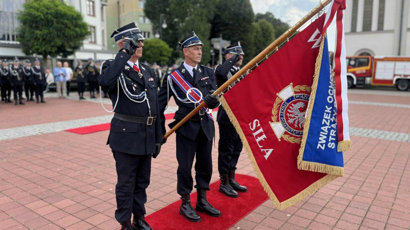 Strażacy ochotnicy z powiatu bytowskiego mają nowy sztandar. Niech dumnie powiewa nad naszymi głowami FOTO