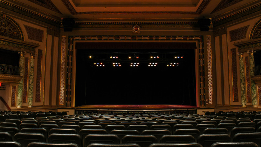 Teatr czy kino &ndash co wybrać na wspólny wieczór?