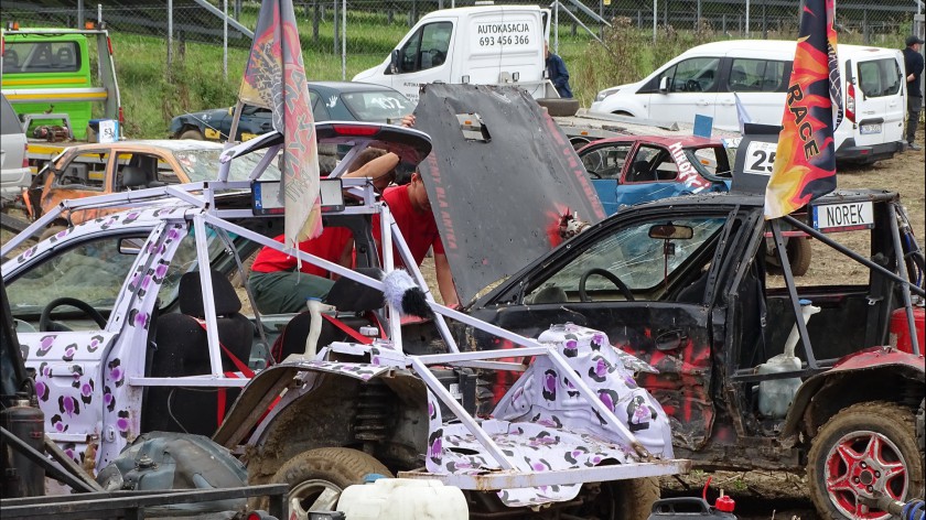 Ponad 50 tysięcy zł dla chorej na białaczkę dziewczynki zebrano podczas wyścigów wraków samochodowych FOTO