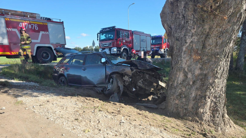 Wypadek na drodze krajowej 25 w Kamionce koło Zamartego. Dwie osoby trafiły do szpitala AKTUALIZACJA