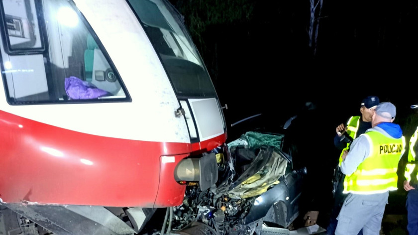 Osobówka wjechała pod szynobus w Lubińsku w gminie Cekcyn. Jedna osoba trafiła do szpitala