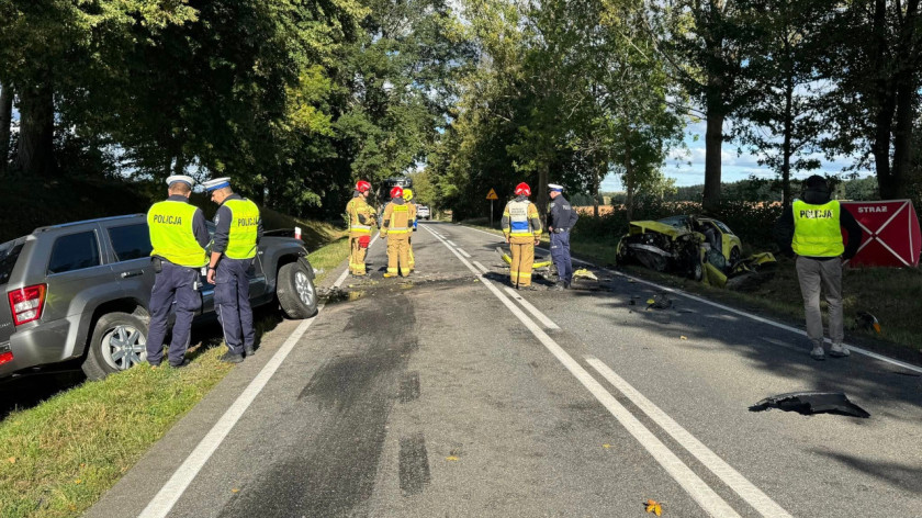 Kolejny tragiczny wypadek w powiecie bytowskim. W czołowym zderzeniu osobówek zginął 25-latek FOTO