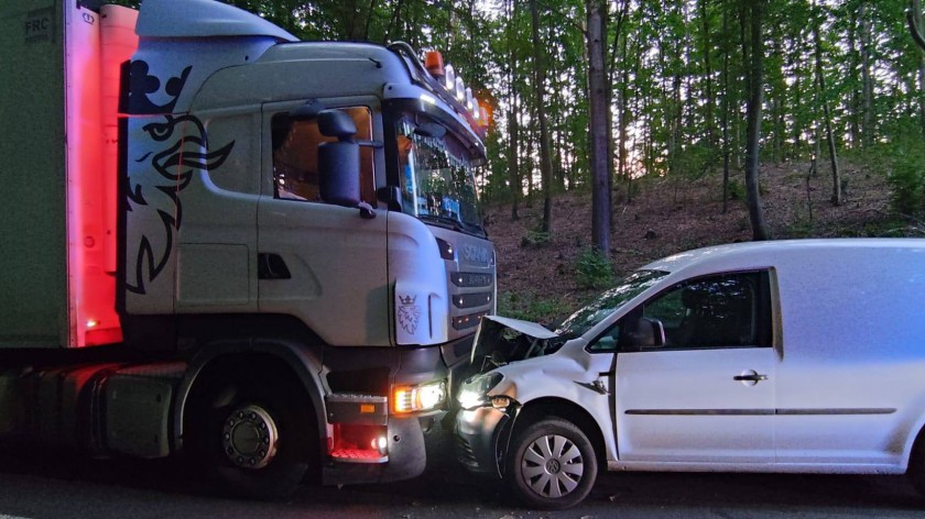 Zderzenie osobówki i auta ciężarowego w gminie Chojnice. Jeden z kierowców trafił do szpitala