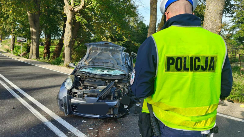 Dwa wypadki na drodze wojewódzkiej 214 w powiecie kościerskim. Motocyklista i kierowca osobówki trafili do szpitala