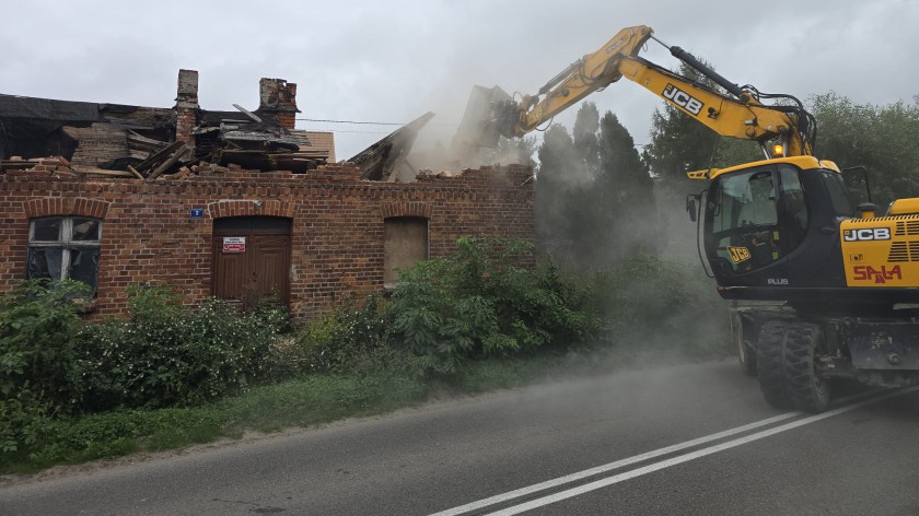 Stwarzał zagrożenie, więc zniknął. Wyburzono pustostan w centrum Lichnów