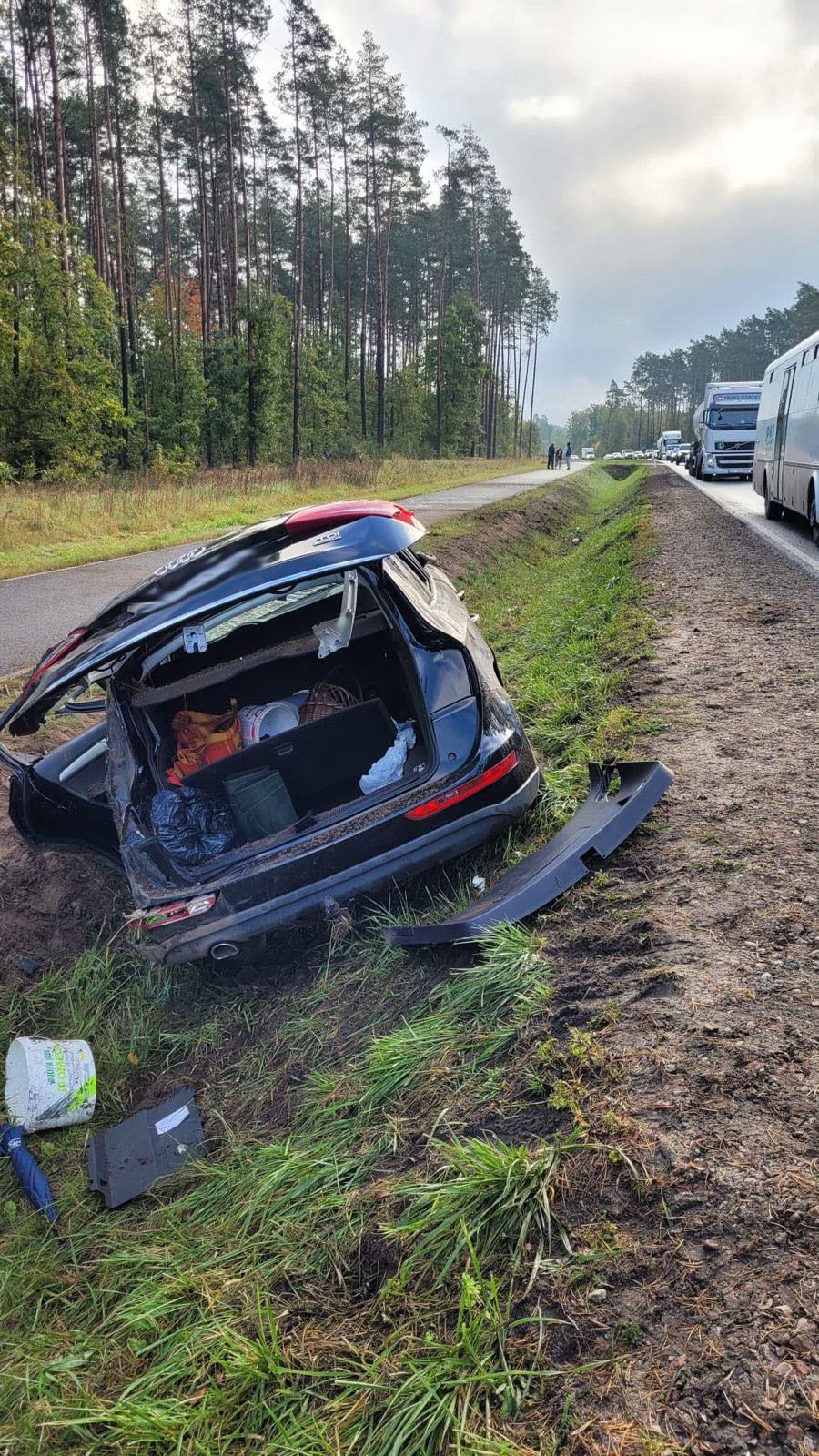 69-letni kierowca audi ranny w wypadku na drodze krajowej nr 20. "Wjechał do rowu i dachował"