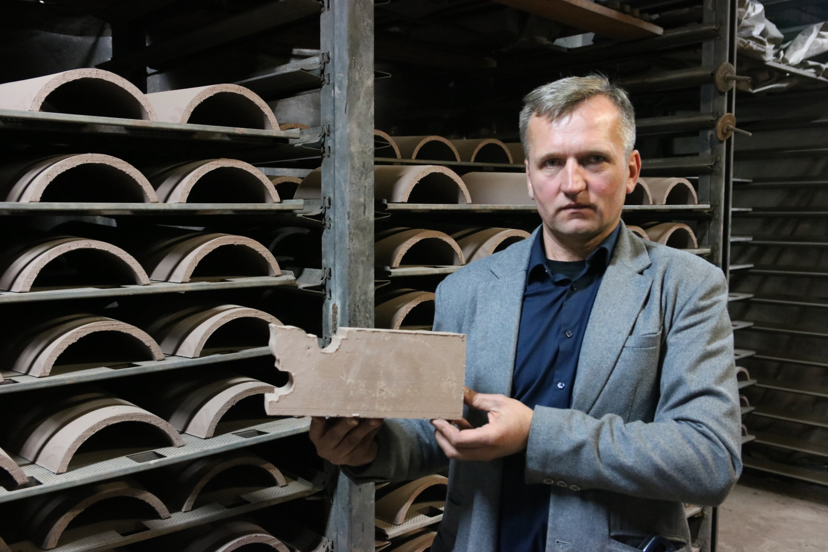 Mieszkańcy m&oacute;wią o dymie i sadzy, właściciel o tradycyjnej technologii. Sp&oacute;r wok&oacute;ł zakładu ceramicznego w Starym Gronowie (REPORTAŻ, FOTO)