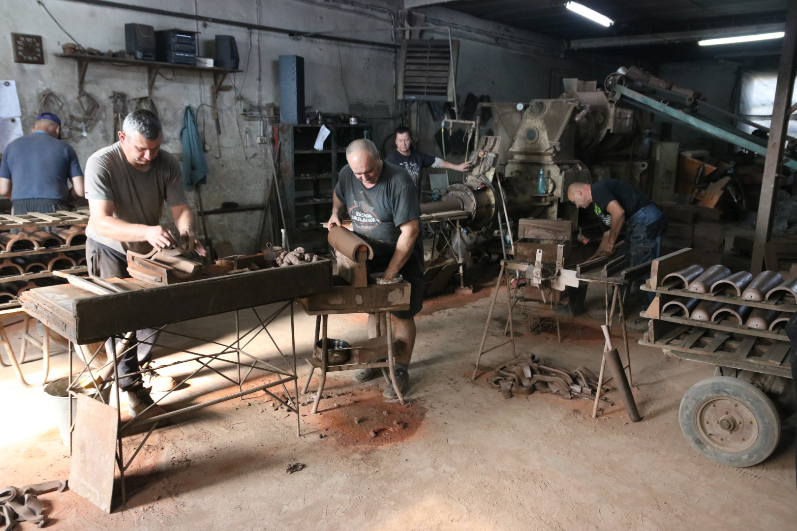 Mieszkańcy m&oacute;wią o dymie i sadzy, właściciel o tradycyjnej technologii. Sp&oacute;r wok&oacute;ł zakładu ceramicznego w Starym Gronowie (REPORTAŻ, FOTO)