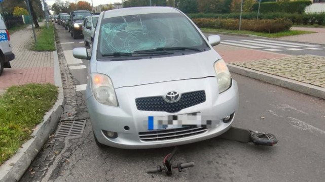 Zderzenie auta z hulajnogą na ulicy Sępoleńskiej w Chojnicach. Szczęśliwie obyło się bez obrażeń