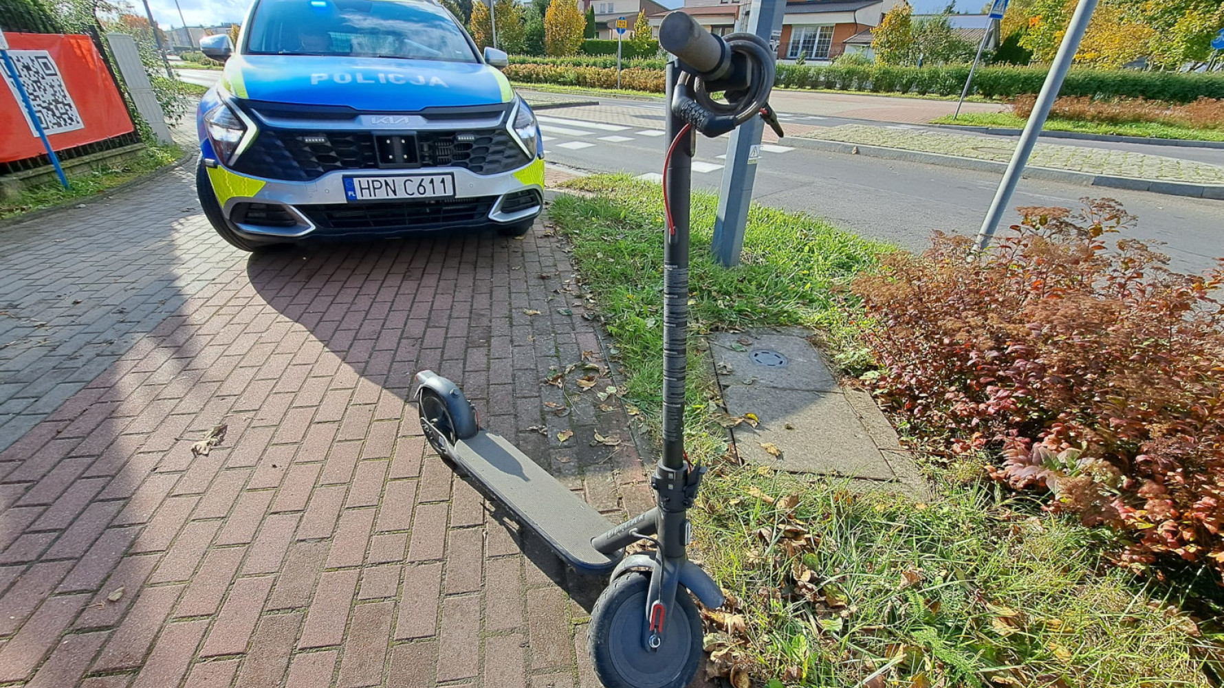 Zderzenie auta z hulajnogą na ulicy Sępoleńskiej w Chojnicach. Szczęśliwie obyło się bez obrażeń