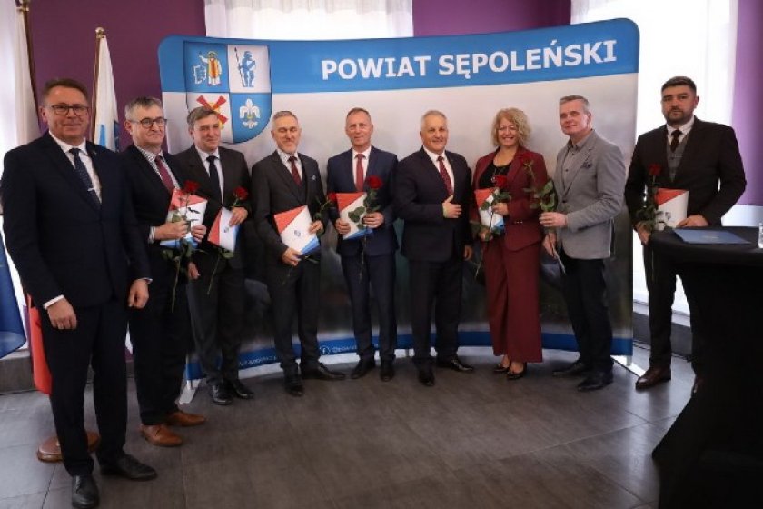 Ośmiu nauczycieli i jeden dyrektor otrzymali nagrody starosty sępoleńskiego z okazji Dnia Edukacji Narodowej