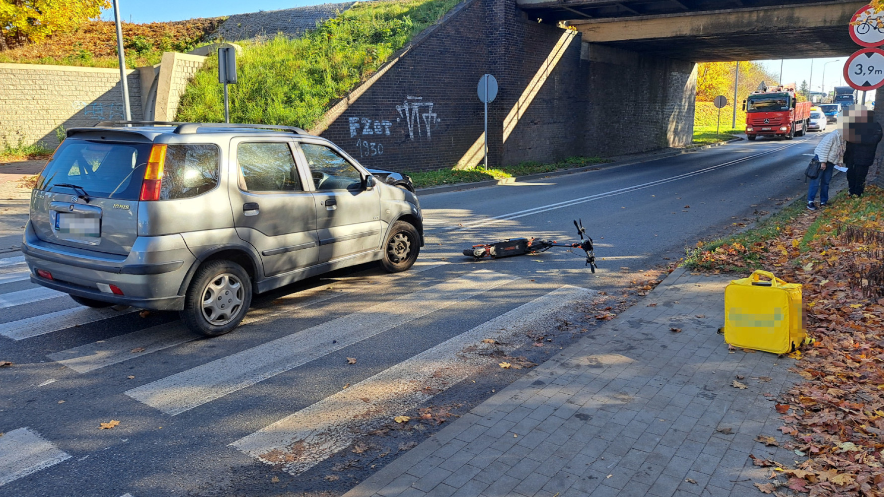 Kolizja z udziałem hulajnogi i osob&oacute;wki na ulicy Tucholskiej w Chojnicach. Zderzenie na pasach