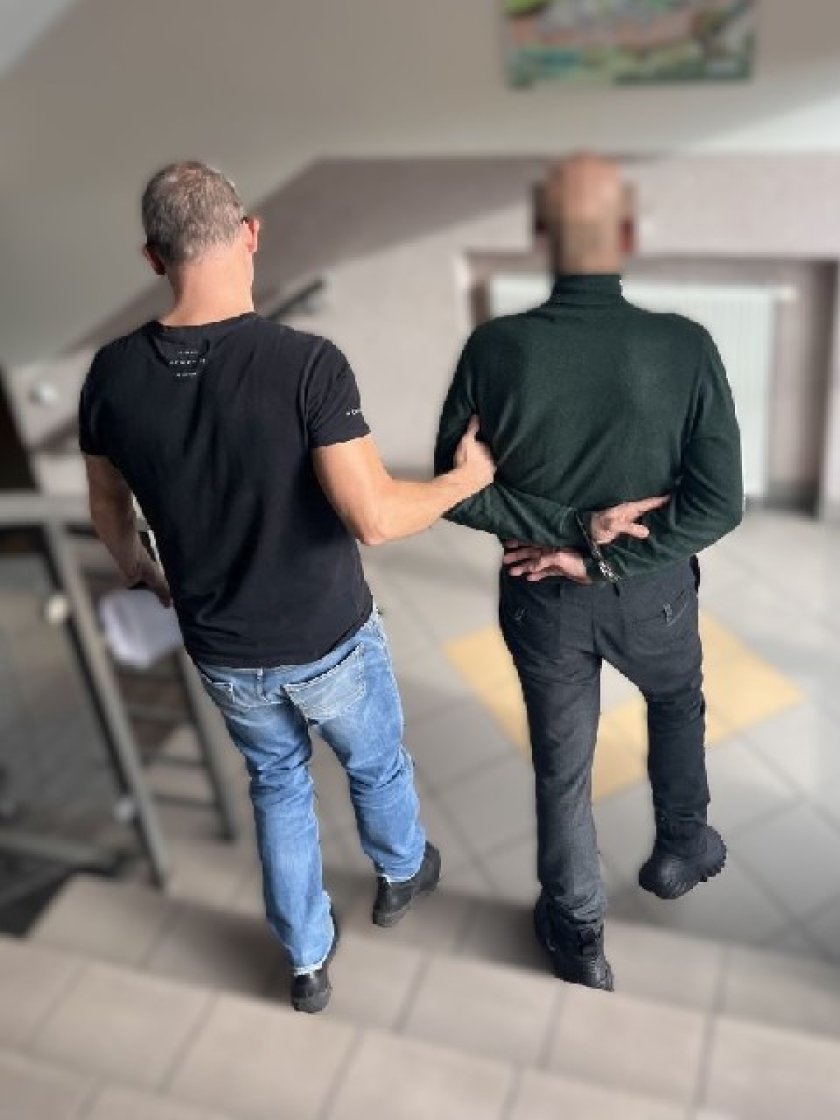 Jechał po narkotykach, z haszyszem, wbrew zakazowi i był poszukiwany