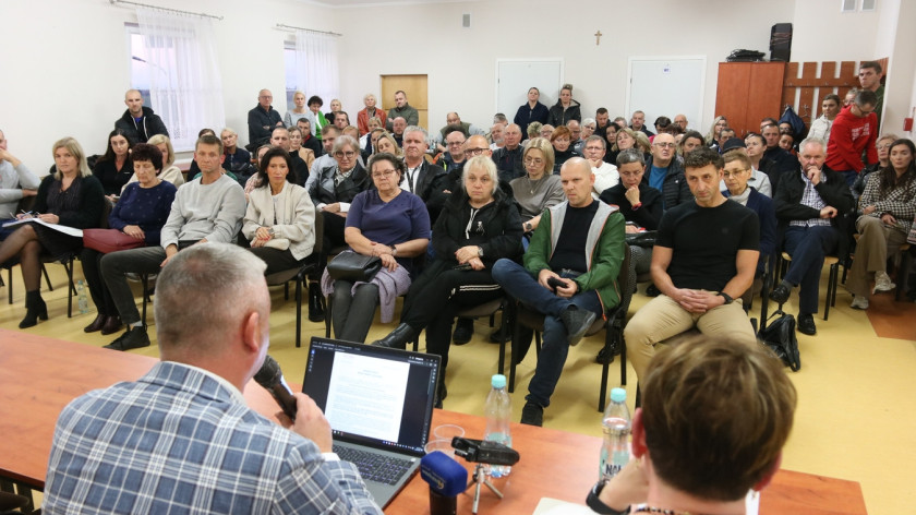 Dębnica przeciw kurnikom. Mieszkańcy wymusili na wójcie gminy Człuchów powołanie biegłego REPORTAŻ, FOTO