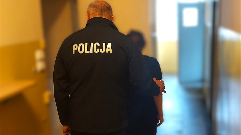 Kościerscy policjanci zatrzymali 36-letnią kobietę poszukiwaną za oszustwa internetowe. Policjanci ustalili miejsce pobytu tej kobiety