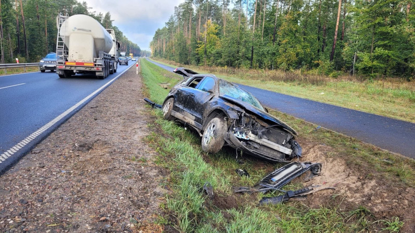 69-letni kierowca audi ranny w wypadku na drodze krajowej nr 20. Wjechał do rowu i dachował