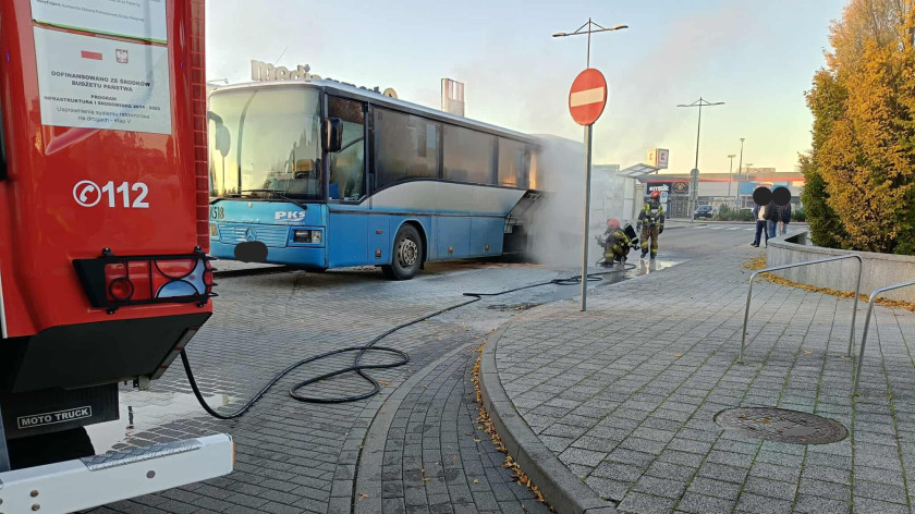 Pożar autobusu w Kościerzynie. Straty oszacowano wstępnie na około 30 tys. złotych