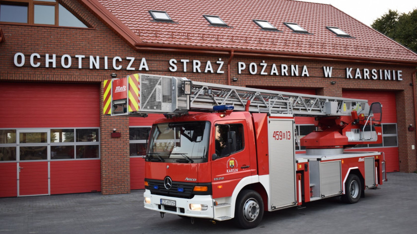 Do OSP w Karsinie trafił długo wyczekiwany wóz strażacki z 32 metrową drabiną.  To pierwsza drabina strażacka w powiecie kościerskim