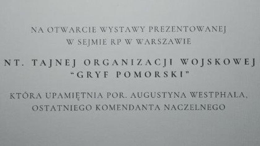 Wystawa poświęcona Tajnej Organizacji Wojskowej Gryf Pomorski w podziemiach kościoła gimnazjalnego w Chojnicach