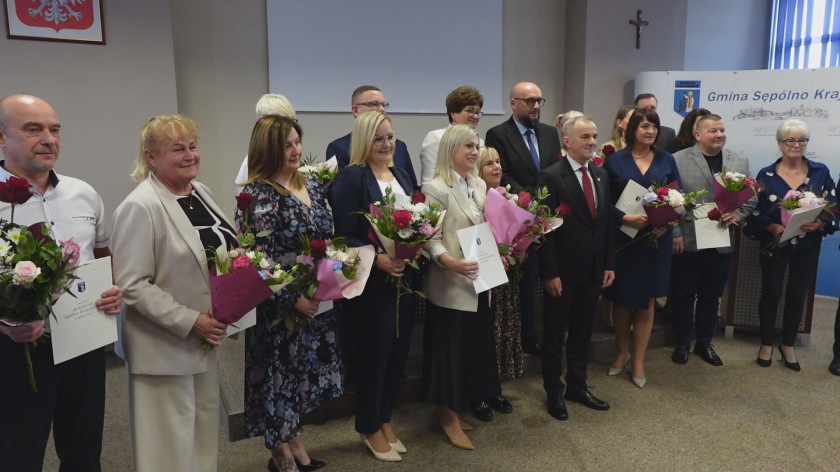 12 nagród z okazji obchodzonego Dnia Edukacji Narodowej przyznał burmistrz Sępólna Waldemar Stupałkowski