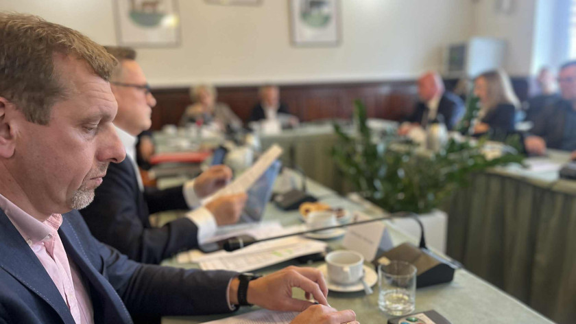 Rada Powiatu Kościerskiego zatwierdziła powołanie doraźnej komisji do zbadania, czy radny Grzegorz Świtała naruszył ustawę o samorządzie gminnym