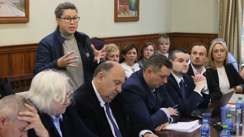 Decyzja o likwidacji dwóch jednostek w gminie Czarne odłożona. Sesja Rady Miejskiej została przerwana do 24 listopada FOTO