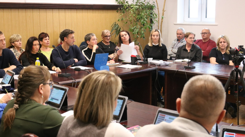 Rada Gminy Człuchów bez jednoznacznego poparcia dla protestu przeciwko kurnikom w Dębnicy REPORTAŻ, FOTO