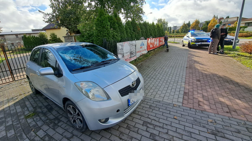 Zderzenie auta z hulajnogą na ulicy Sępoleńskiej w Chojnicach. Szczęśliwie obyło się bez obrażeń