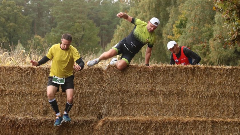 Przez labirynt i przeszkody do mety. 78 zawodników ukończyło w Przechlewie Bieg Farmera. Dla mnie wszystko jest tu zaskoczeniem, ale bardzo pozytywnym FOTO