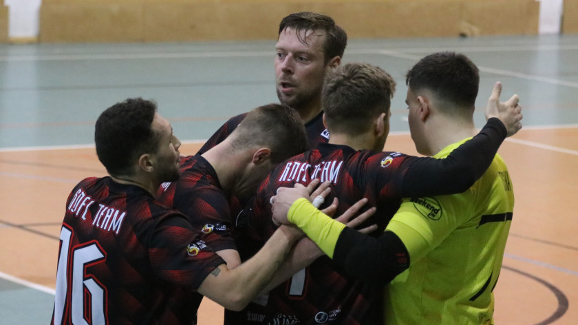 Pojedynek spadkowiczów dla Red Devils Chojnice. Czerwone Diabły pokonały AZS Uniwersytet Warszawski Wilanów