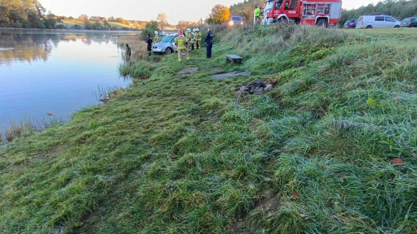 Samochód wpadł do jeziora i zatonął. Do zdarzenia doszło w Grabówku, w gminie Nowa Karczma. Kierowca wydostał się z auta FOTO, WIDEO
