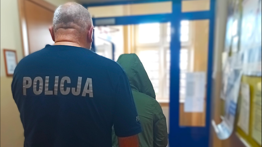 Awanturował się na stacji benzynowej. Okazało się, że jest poszukiwany. 74-latka z powiatu kościerskiego zatrzymała policja