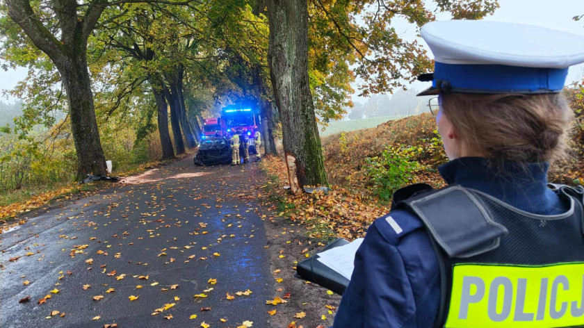 Mercedes, którym kierowała 19-latka, uderzył w drzewo. Poranny wypadek w gminie Kościerzyna