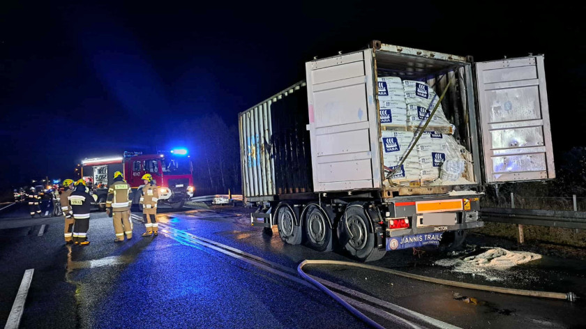 Pożar naczepy ciężarówki na obwodnicy Chojnic. Droga krajowa na czas akcji była zablokowana FOTO