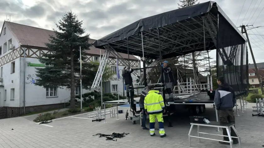 Będzie modernizacja świetlicy w Trzebiatkowej, w gminie Tuchomie. Samorząd ma też mobilną scenę i sprzęt do kina letniego