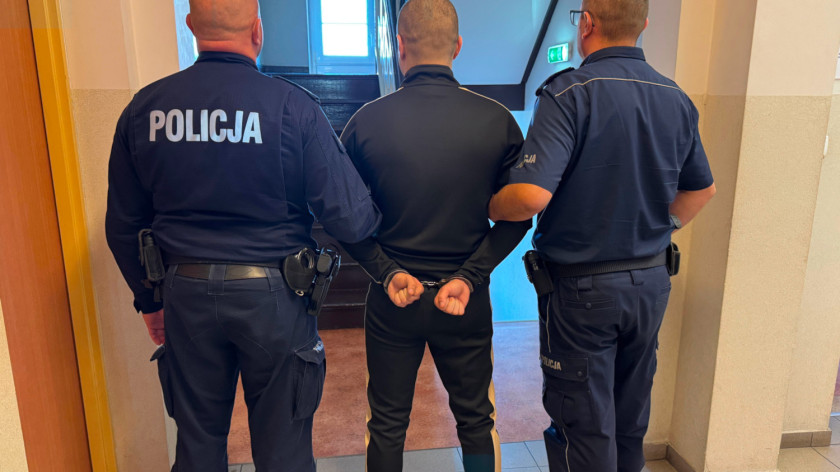 Poszukiwany mieszkaniec Bytowa ukrył się w brodziku. 19-latek stał w kabinie prysznicowej w ubraniach