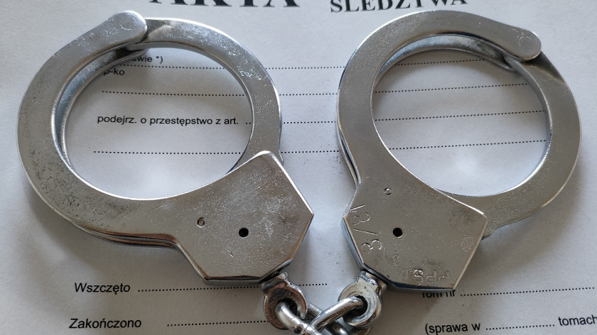 
Policjanci zatrzymali 20-latka, który kierował samochodem pomimo 2 sądowym zakazom. Funkcjonariusze znaleźli również przy nim susz roślinny