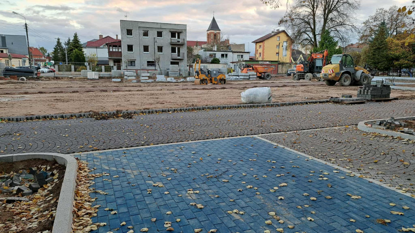 Zaczęło się utwardzanie placu Kalinowskich w Czersku. Handlujący zniczami znajdą się w nowej lokalizacji FOTO