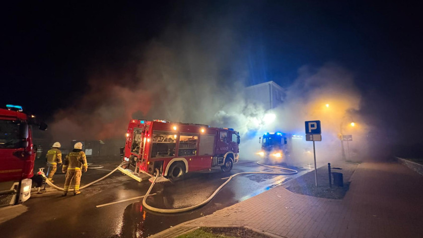 Nocny pożar na ulicy Chopina w Tucholi. Ewakuowano pobliską kamienicę, na szczęście nikt nie ucierpiał FOTO, AKTUALIZACJA