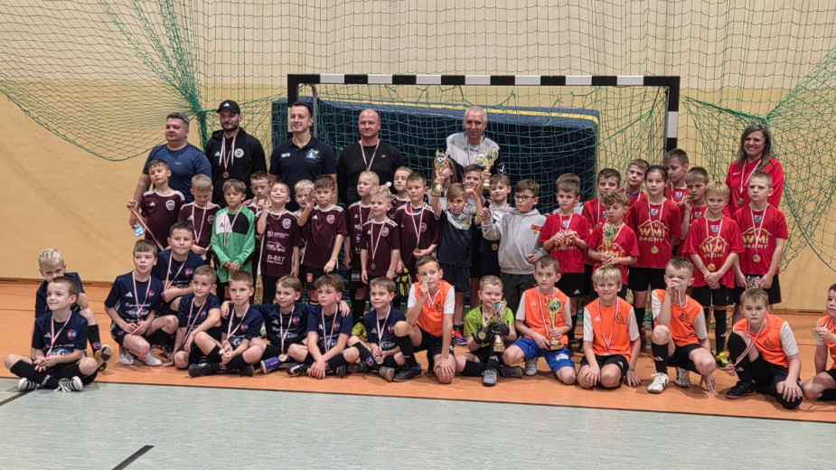 Turniej juniorów w piłkę halową o Puchar Wójta Gminy Chojnice. W obu grupach zwyciężył Salos Brusy FOTO